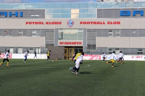 ŞOK! Afrika komandası Bakıya "yarıçılpaq" gəldi - FOTO