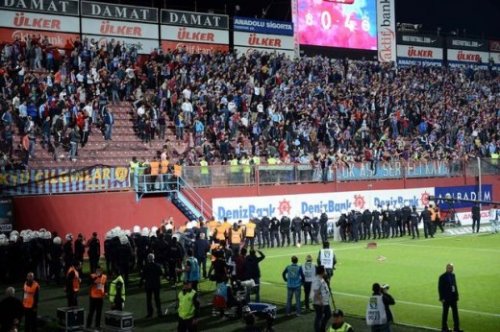 Türkiyə futbolunda rəzalət: Azarkeş hakimi döydü - FOTOLAR - VİDEO