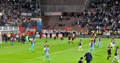 Türkiyə futbolunda rəzalət: Azarkeş hakimi döydü - FOTOLAR - VİDEO