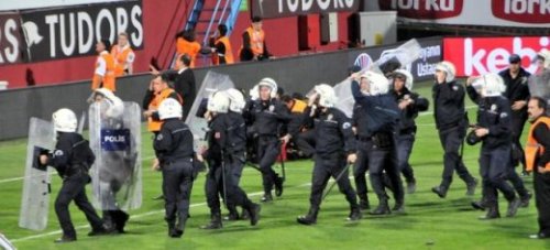 Türkiyə futbolunda rəzalət: Azarkeş hakimi döydü - FOTOLAR - VİDEO