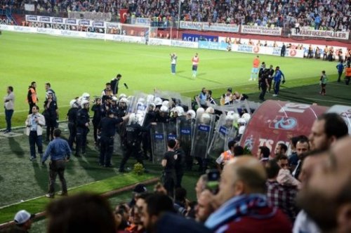 Türkiyə futbolunda rəzalət: Azarkeş hakimi döydü - FOTOLAR - VİDEO