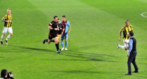 Türkiyə futbolunda rəzalət: Azarkeş hakimi döydü - FOTOLAR - VİDEO