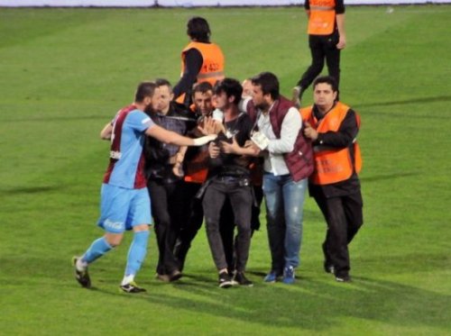 Türkiyə futbolunda rəzalət: Azarkeş hakimi döydü - FOTOLAR - VİDEO