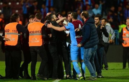 Türkiyə futbolunda rəzalət: Azarkeş hakimi döydü - FOTOLAR - VİDEO