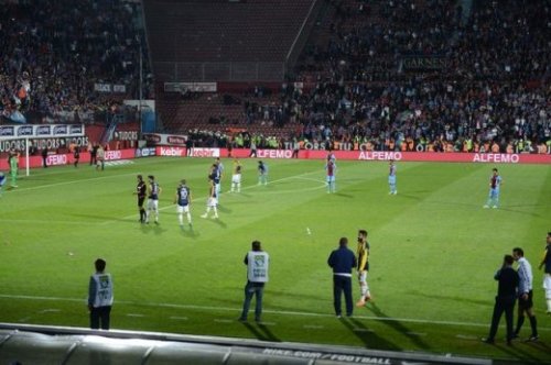 Türkiyə futbolunda rəzalət: Azarkeş hakimi döydü - FOTOLAR - VİDEO