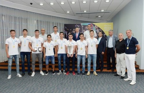 Federasiya prezidenti gənc basketbolçuları təltif etdi