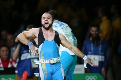 Azərbaycanlı ağırlıqqaldıran dünya rekordu ilə olimpiya çempionu oldu - FOTOLAR