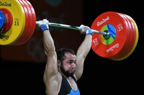 Azərbaycanlı ağırlıqqaldıran dünya rekordu ilə olimpiya çempionu oldu - FOTOLAR