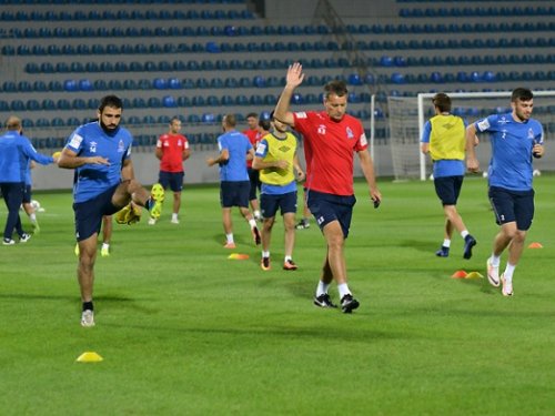 Prosineçki 1, köməkçisi 5 dedi - FOTOLAR