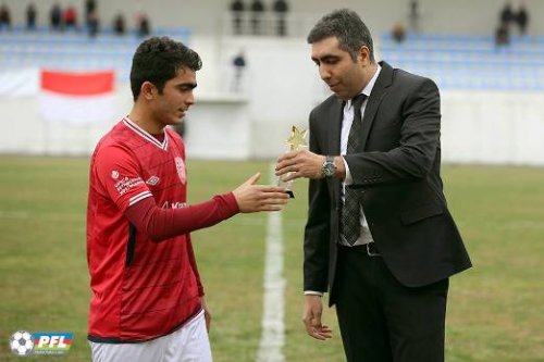 İcra başçısından futbolçuya hədiyyə - FOTOLAR