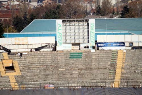 Millimizin üzvünün oynadığı stadion sökülür - FOTOLAR