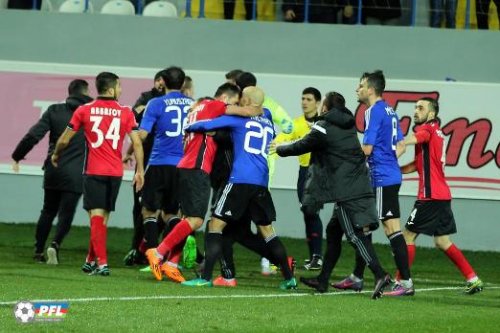 Almeydadan qayda pozuntusu və Sadiqovun şillələdiyi "paçan" - FOTOLAR