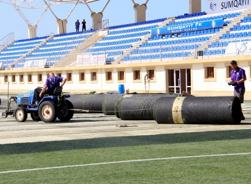 "Sumqayıt"ın stadionunun ot örtüyü söküldü