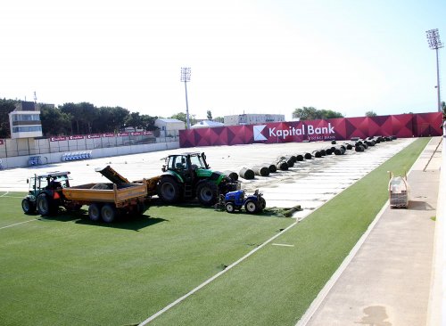 "Sumqayıt"ın stadionunun ot örtüyü söküldü