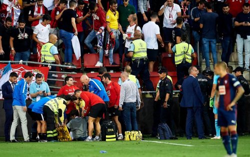 Oyun zamanı stadion uçdu: 2 yaralı - FOTOLAR