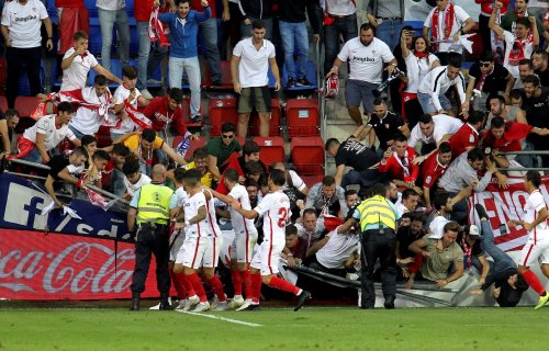 Oyun zamanı stadion uçdu: 2 yaralı - FOTOLAR