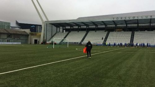 Farer adaları tribunası sökülən stadionda çalışdı - FOTOLAR