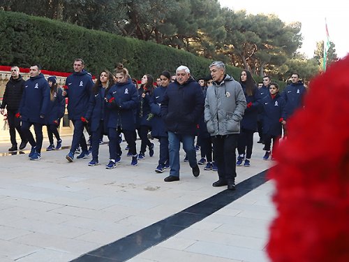 AFFA rəhbərliyi və millimiz Şəhidlər Xiyabanında - FOTOLAR