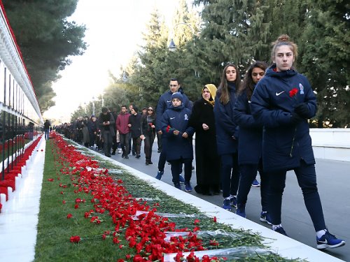 AFFA rəhbərliyi və millimiz Şəhidlər Xiyabanında - FOTOLAR