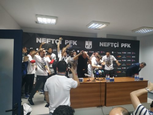 "Neftçi"nin futbolçuları mətbuat konfransına hücum çəkdi - FOTOLAR - VİDEO