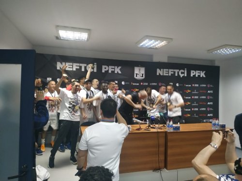 "Neftçi"nin futbolçuları mətbuat konfransına hücum çəkdi - FOTOLAR - VİDEO