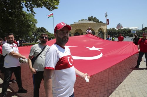 Türk azarkeşlər Bakıda Ərdoğana dəstək oldular