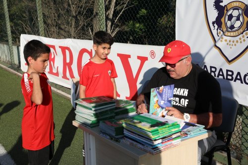 Bəhram Bağırzadədən futbolçulara hədiyyə - FOTOLAR