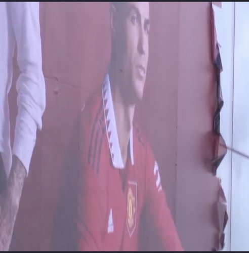 Ronaldunun posteri "Old Trafford"dan götürüldü - VİDEO+FOTOLAR