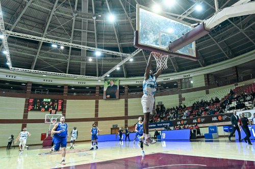 Açılış oyununda lider uduzdu - FOTOLAR