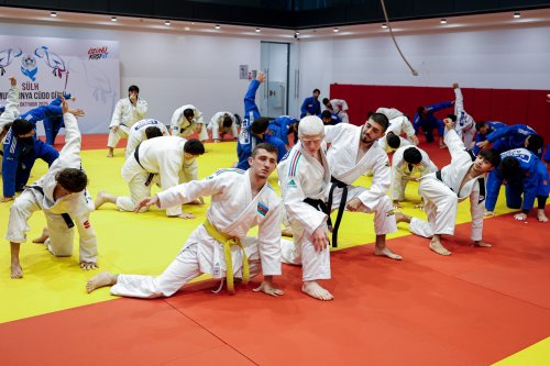 Olimpiya çempionlarımız və paracüdoçular eyni tatamidə - FOTOLAR Olimpiya çempionlarımız və paracüdoçular eyni tatamidə - FOTOLAR