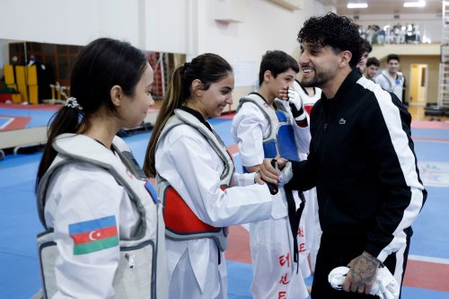 Kadi öz oxşarını Bakıda tapdı - FOTOLAR