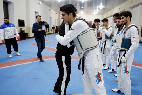 Kadi öz oxşarını Bakıda tapdı - FOTOLAR