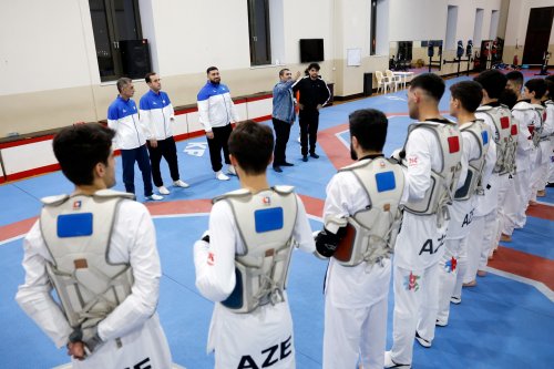 Kadi öz oxşarını Bakıda tapdı - FOTOLAR