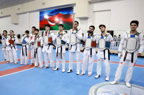 Kadi öz oxşarını Bakıda tapdı - FOTOLAR