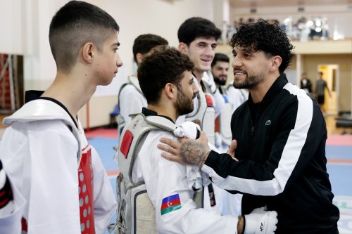 Kadi öz oxşarını Bakıda tapdı - FOTOLAR