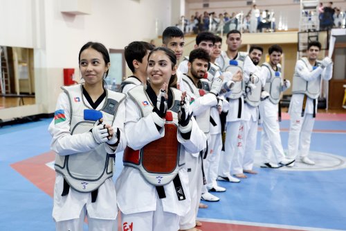 Kadi öz oxşarını Bakıda tapdı - FOTOLAR