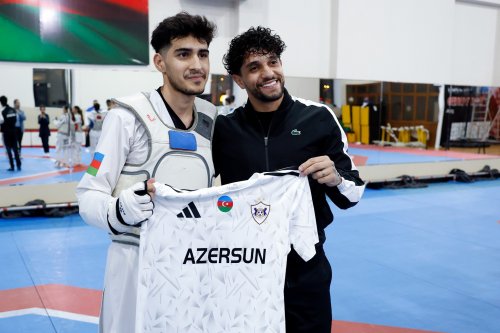 Kadi öz oxşarını Bakıda tapdı - FOTOLAR