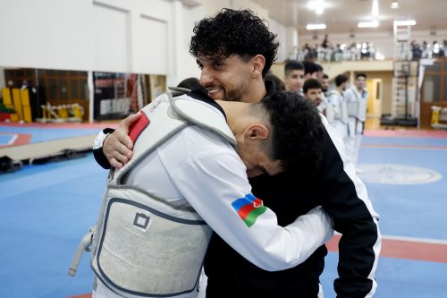 Kadi öz oxşarını Bakıda tapdı - FOTOLAR