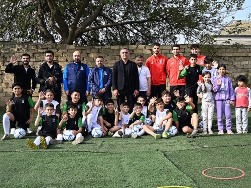 Kürdəxanıda həyətində məşq keçən məşqçi: AFFA meydançaya da kömək etsəydi... - MÜSAHİBƏ - VİDEO Kürdəxanıda həyətində məşq keçən məşqçi: AFFA meydançaya da kömək etsəydi... - MÜSAHİBƏ - VİDEO