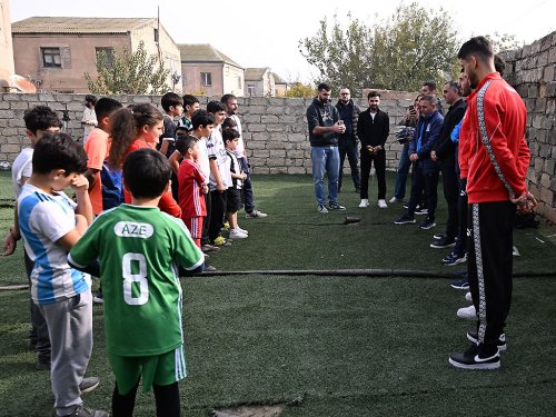 Kürdəxanıda həyətində məşq keçən məşqçi: AFFA meydançaya da kömək etsəydi... - MÜSAHİBƏ - VİDEO Kürdəxanıda həyətində məşq keçən məşqçi: AFFA meydançaya da kömək etsəydi... - MÜSAHİBƏ - VİDEO