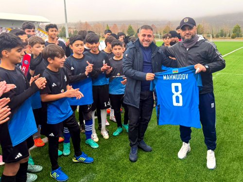 Ayxan Abbasov Ağsuda uşaq futbolçularla görüşdü - FOTOLAR Ayxan Abbasov Ağsuda uşaq futbolçularla görüşdü - FOTOLAR