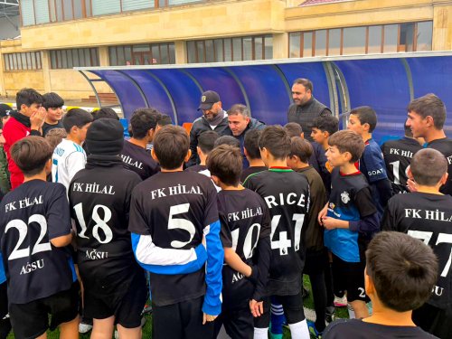 Ayxan Abbasov Ağsuda uşaq futbolçularla görüşdü - FOTOLAR Ayxan Abbasov Ağsuda uşaq futbolçularla görüşdü - FOTOLAR