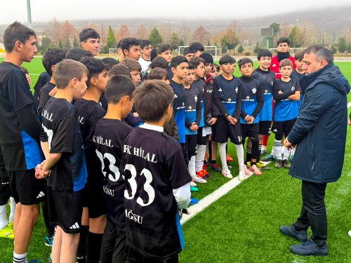 Ayxan Abbasov Ağsuda uşaq futbolçularla görüşdü - FOTOLAR Ayxan Abbasov Ağsuda uşaq futbolçularla görüşdü - FOTOLAR