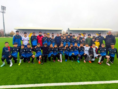 Ayxan Abbasov Ağsuda uşaq futbolçularla görüşdü - FOTOLAR Ayxan Abbasov Ağsuda uşaq futbolçularla görüşdü - FOTOLAR