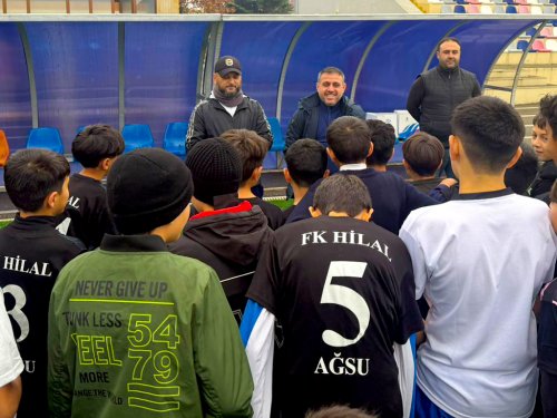 Ayxan Abbasov Ağsuda uşaq futbolçularla görüşdü - FOTOLAR Ayxan Abbasov Ağsuda uşaq futbolçularla görüşdü - FOTOLAR