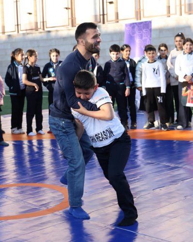 Tanınmış güləşçilərimiz Xankəndidə - FOTOLAR Tanınmış güləşçilərimiz Xankəndidə - FOTOLAR