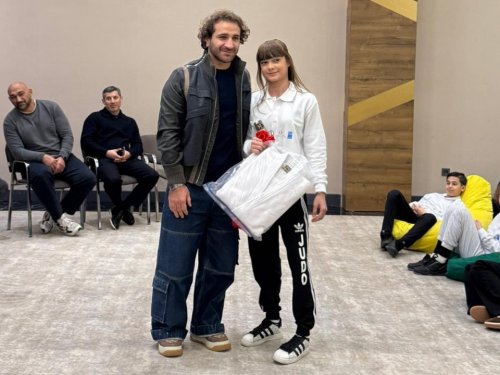 Hidayət Heydərovdan Milli Qəhrəmanın qızına hədiyyə - FOTOLAR