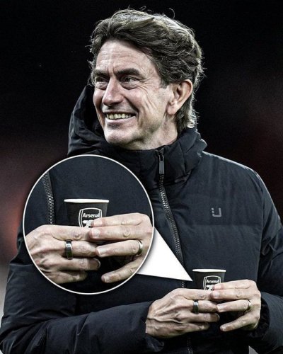 "Tottenhem"in baş məşqçisi "Arsenal" loqolu fincanla - FOTO "Tottenhem"in baş məşqçisi "Arsenal" loqolu fincanla - FOTO