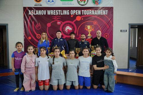 Tanınmış güləşçilərimiz məktəblilərlə görüşdü - FOTOLAR