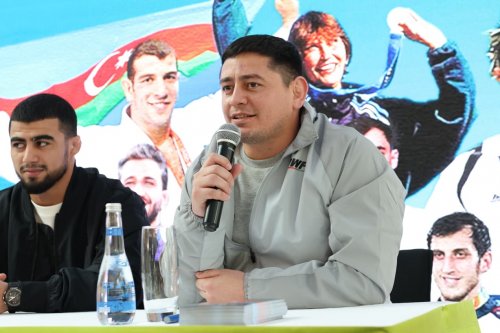 Güləşçilərimiz azarkeşləri mükafatlandırdı - FOTOLAR